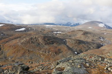 Sonbaharda İsveç 'in kuzeyinde Sarek Ulusal Parkı, seçici odaklı