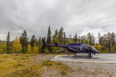Sarek, Sweden- 13 Eylül 2015: bir helikopter yolcuları dağlara götürmek için havalanıyor. Sarek.
