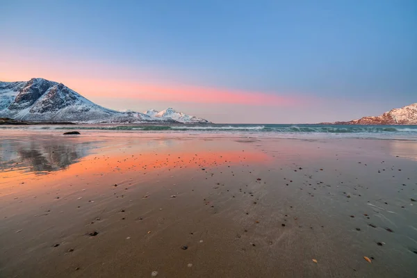日出时 沙滩和峡湾上空呈现令人惊奇的洋红色 挪威特罗姆瑟 长快门速度 — 图库照片