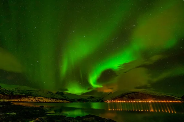 Auroras Boreales Sobre Las Montañas Fiordos Con Muchas Nubes Cielo — Foto de Stock