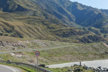 Altai Rusya 'da yaz, Altai Dağları' na giden yol, Altai dağlarının güzel yaz manzarası.