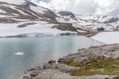 Norveç fiyordu ve dağları bulutlarla çevrili, temiz suda ideal fiyort yansıması, seçici odaklanma