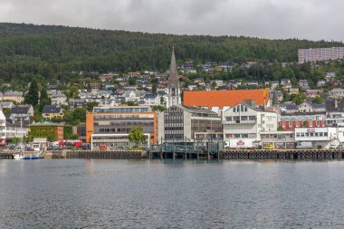 Molde, Norveç - 14 Haziran 2016: Küçük bir kasabanın güverteden görünüşü. seçici odak