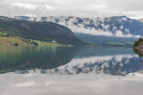 Hermoso Paisaje Noruego Vista Los Fiordos Noruega Reflejo Ideal Del — Foto de Stock