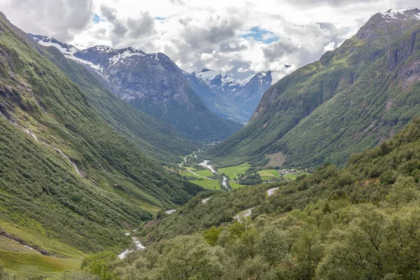 挪威夏季风景 美丽的白雪覆盖的高山 夏天凉爽清新的空气 有选择的焦点 从观点看 — 图库照片