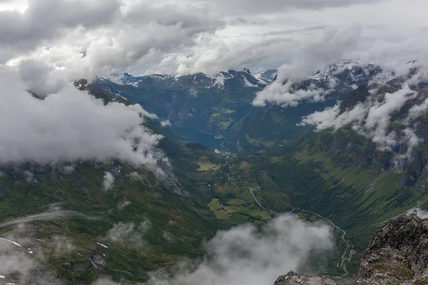 Pohled Geiranger Fjord Orlí Silnici Obklopen Mraky Hory Dalsnibba Hadovitá — Stock fotografie