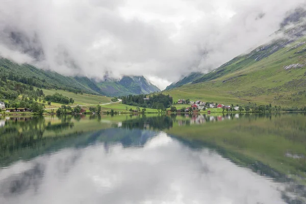 Fantastisk Utsikt Med Fjord Och Berg Reflejo Vacker Enfoque Selectivo — Foto de Stock