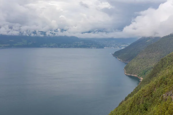 挪威的一种神秘的峡湾 乌云密布 山雾笼罩着水面 呈现美丽的单色蓝色 选择性重点 — 图库照片