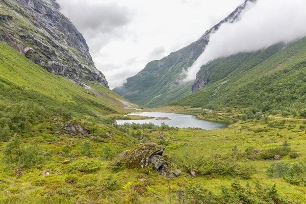 Αξέχαστη Θέα Της Καταπράσινης Κοιλάδας Και Της Λίμνης Στα Βουνά — Φωτογραφία Αρχείου