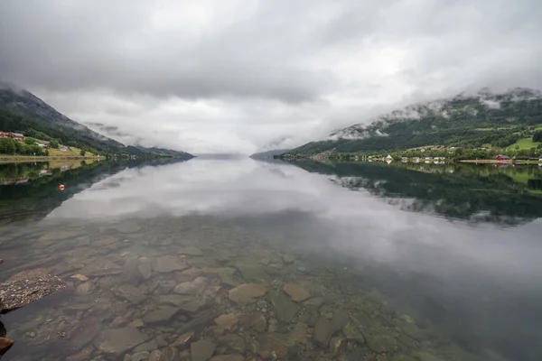 Egy Misztikus Fjord Sötét Felhőkkel Norvégiában Hegyekkel Köddel Víz Felett — Stock Fotó
