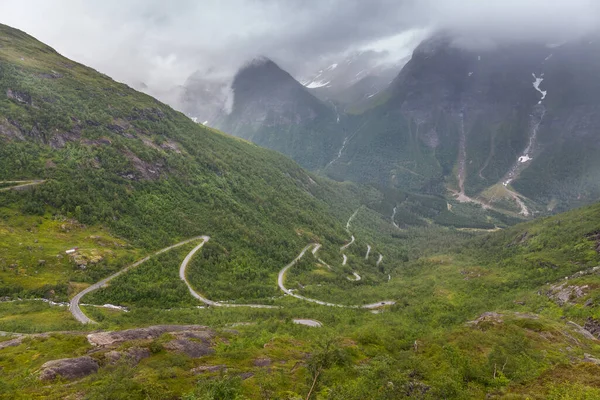 Zakřivená Osamělá Cesta Mezi Norskými Horami Pod Zataženou Oblohou Selektivní — Stock fotografie
