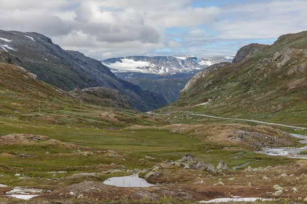 Campi Erbosi Verdi Nella Campagna Norvegese Vicino Alle Montagne Nuvolosa — Foto Stock