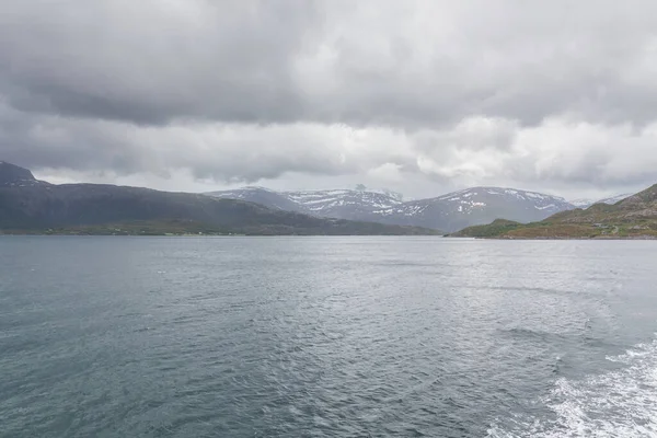 Νορβηγικό Φιόρδ Και Βουνά Που Περιβάλλονται Από Σύννεφα Μεσονύκτιο Ήλιο — Φωτογραφία Αρχείου