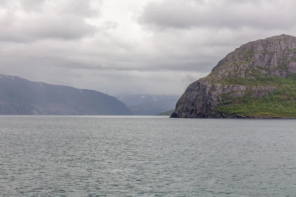 Norveç Fiyortlarının Bulutlu Gökyüzü Seçici Odak Noktalarıyla Çevrili Turkuaz Manzarası — Stok fotoğraf