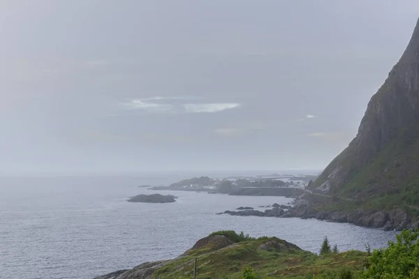 Hermosa Vista Los Fiordos Noruegos Con Agua Turquesa Rodeada Cielo — Foto de Stock