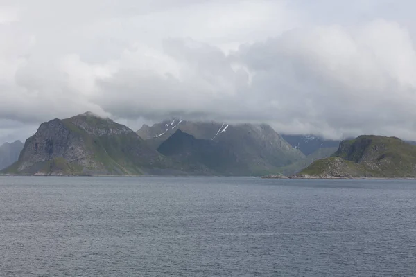 Fjord Norvégien Montagnes Entourées Nuages Soleil Minuit Jour Polaire Reflet — Photo