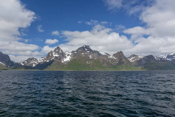 挪威美丽的风景 看峡湾的景色 挪威理想的峡湾反射在清澈的水中 选择性重点 — 图库照片