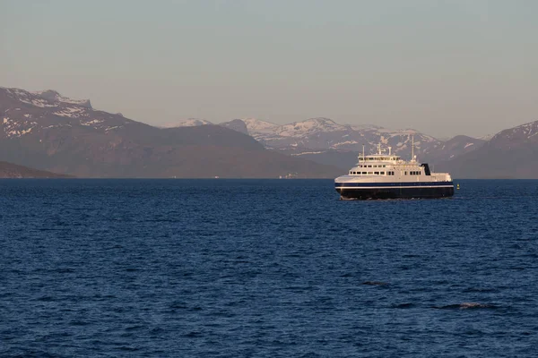 Navio Navegando Água Azul Dos Fiordes Norwegian — Fotografia de Stock