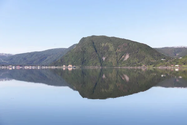 노르웨이의 피오르드와 산들은 자정의 물에서 피오르드를 반사하는 이상적 선택적 — 스톡 사진