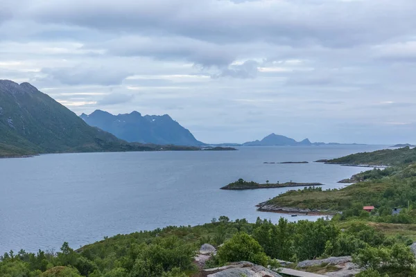 挪威美丽的风景 看峡湾的景色 挪威理想的峡湾反射在清澈的水中 选择性重点 — 图库照片