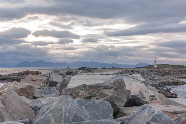 Νορβηγικό Καλοκαιρινό Τοπίο Φιόρδ Βουνά Νορβηγία Επιλεκτική Εστίαση Πολύχρωμο Πρωινό — Φωτογραφία Αρχείου