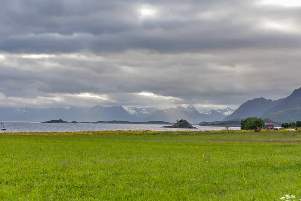 ノルウェーのフィヨルドの印象的な夏の景色 ノルウェーのカラフルな朝のシーン 自然の概念の背景の美しさ — ストック写真