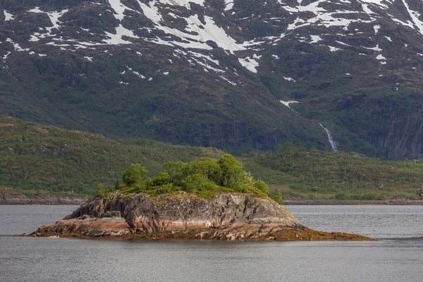 美しいノルウェーの風景 フィヨルドの眺めだ澄んだ水のノルウェーの理想的なフィヨルドの反射曇りの天気で 選択的焦点 — ストック写真