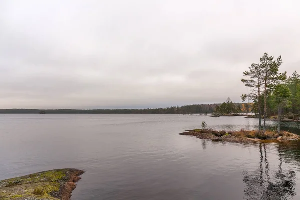 Jesienny Krajobraz Szwecja Jezioro Spokojna Woda Odbicie Lasu Chmurach Wodnych — Zdjęcie stockowe