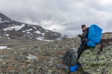 Yürüyüşçü kaybolur ve haritaya bakar, Sarek, İsveç