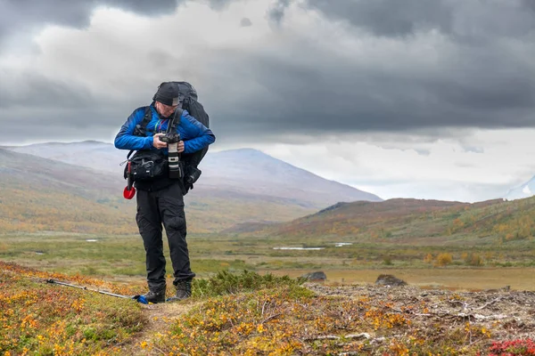 Fotógrafo Viajero Con Una Mochila Saca Una Cámara Para Fotografiar — Foto de Stock