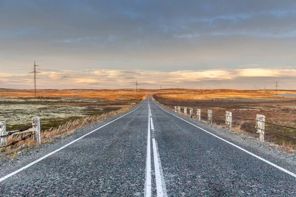 Estrada Rural Norte Entre Colinas Com Árvores Coloridas Tundra Outono — Fotografia de Stock