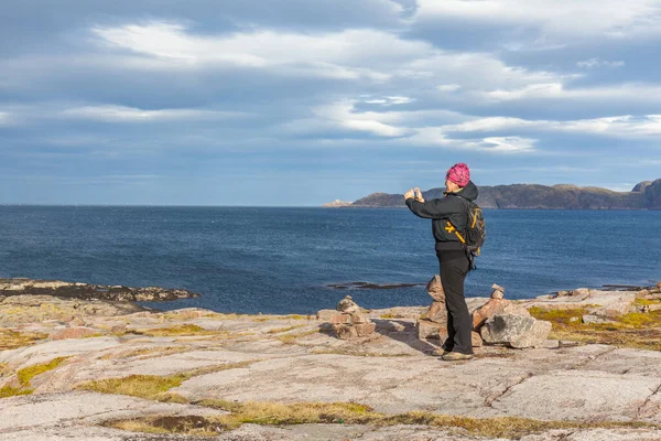 Una Mujer Mediana Edad Tomando Fotos Del Mar Barents Concepto — Foto de Stock