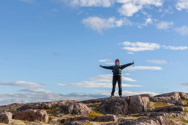 Kuzey Buz Denizi Kıyısında Yürüyen Bir Turist — Stok fotoğraf