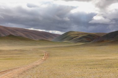Altai Dağları 'ndaki kuru Moğol manzaraları, geniş bir manzara..