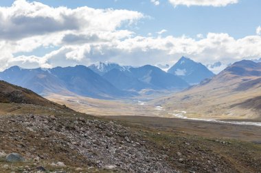 Altai Dağları 'ndaki Moğol manzaraları, geniş bir manzara..