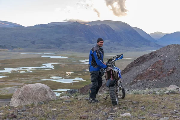 Altai Mongolia Junio 2017 Feliz Motociclista Mira Sus Amigos Sonríe — Foto de Stock