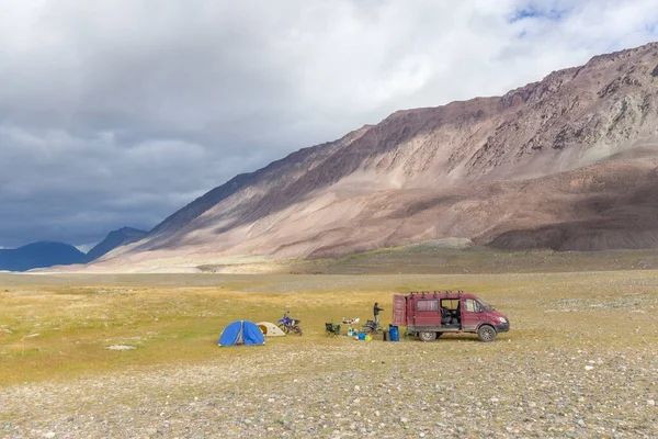 Touristes Campant Dans Les Collines Mongoles Tentes Sous Ciel Nuageux — Photo