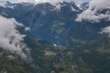 Bulutlu havada, Geiranger Fiyort ve Kartal Yolu 'na Dalsnibba Dağı' ndan, Serpentine Yolu 'ndan Norveç' e, seçici odak noktasından bakın..