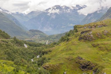 Dalsnibba Dağı 'ndaki gözlem yerine gidiyoruz. Geiranger fjord Norveç, seçici odaklanma.