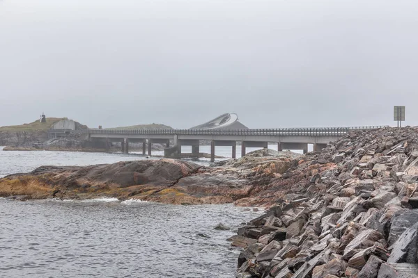 Hermosa Vista Puente Carretera Del Atlántico Tiempo Brumoso Noruega — Foto de Stock