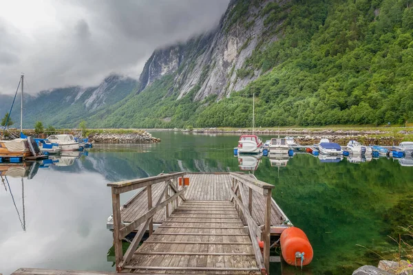 Molde Norveç Haziran 2016 Skeledeki Suya Yansıyan Balıkçı Tekneleri Arka — Stok fotoğraf