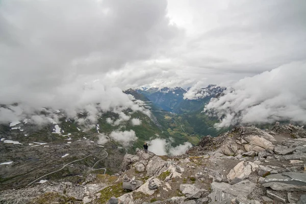 Zamilovaný Pár Stojí Úpatí Hory Pohled Geiranger Fjord Orlí Silnici — Stock fotografie