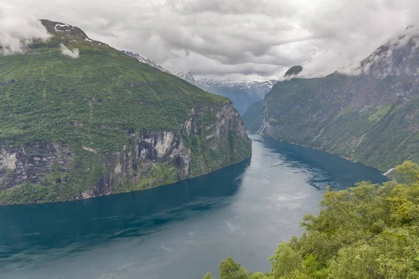 Fantastisk Utsikt Med Fjord Och Berg Vacker Reflektion 选择性重点 — 图库照片