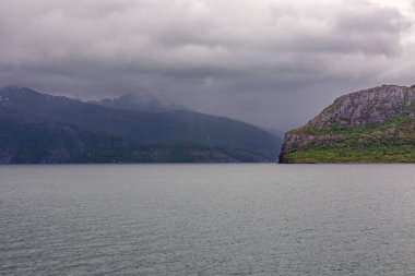 Norveç 'te fiyort manzarası çok etkileyici. Norveç 'te renkli bir sabah sahnesi. Doğa konseptinin güzelliği.