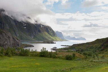 Norveç 'te fiyort manzarası çok etkileyici. Norveç 'te renkli bir sabah sahnesi. Doğa konseptinin güzelliği.