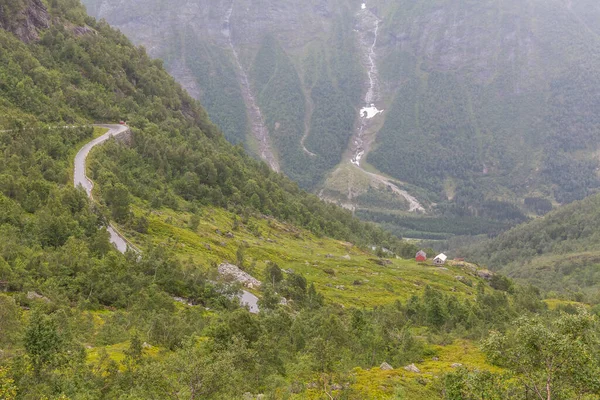 Змеиная Дорога Горах Норвегии Пасмурная Погода Мокрый Асфальт Вид Обзорной — стоковое фото