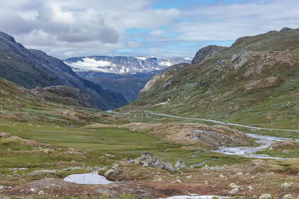 Strada Sinuosa Solitaria Tra Montagne Norvegesi Sotto Cielo Nuvoloso Attenzione — Foto Stock