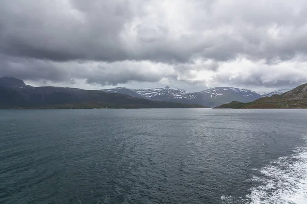 Mystisk Fjord Norge Med Berg Och Dimma Hängande Över Vattnet — Stockfoto
