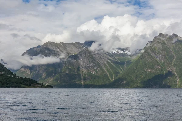 挪威美丽的风景 看峡湾的景色 在多云的天气下 挪威理想的峡湾反射在清澈的水中 选择性重点 — 图库照片