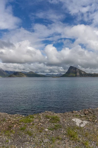 Norwegischer Fjord Und Berge Umgeben Von Wolken Mitternachtssonne Polartag Ideale — Stockfoto